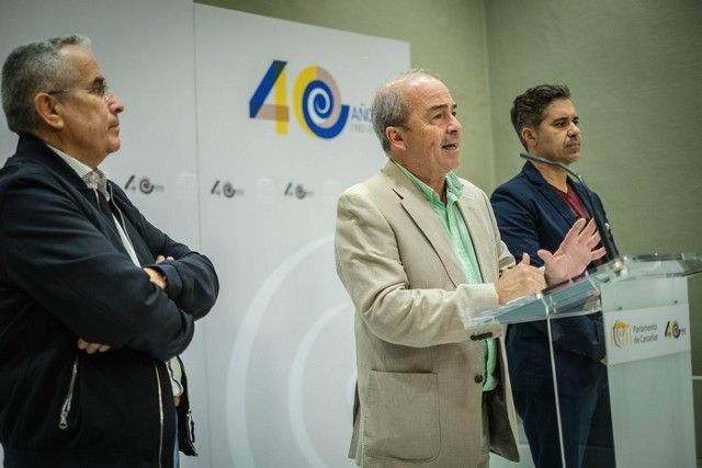 Fotos a los dos grandes cuadros que presiden el salón de plenos del Parlamento de Canarias