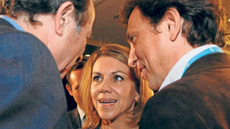 María Dolores de Cospedal departiendo con Isern y Rodríguez.