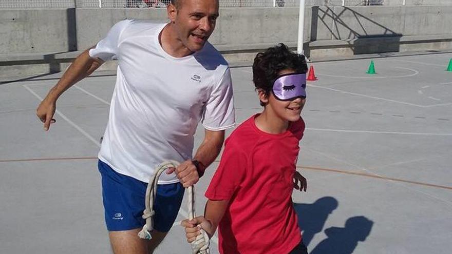 Mateu Cañellas, durante un entrenamiento con un joven atleta.