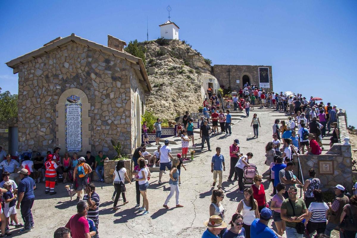 Tradicional romería nocturna a la cueva de San Pascual.