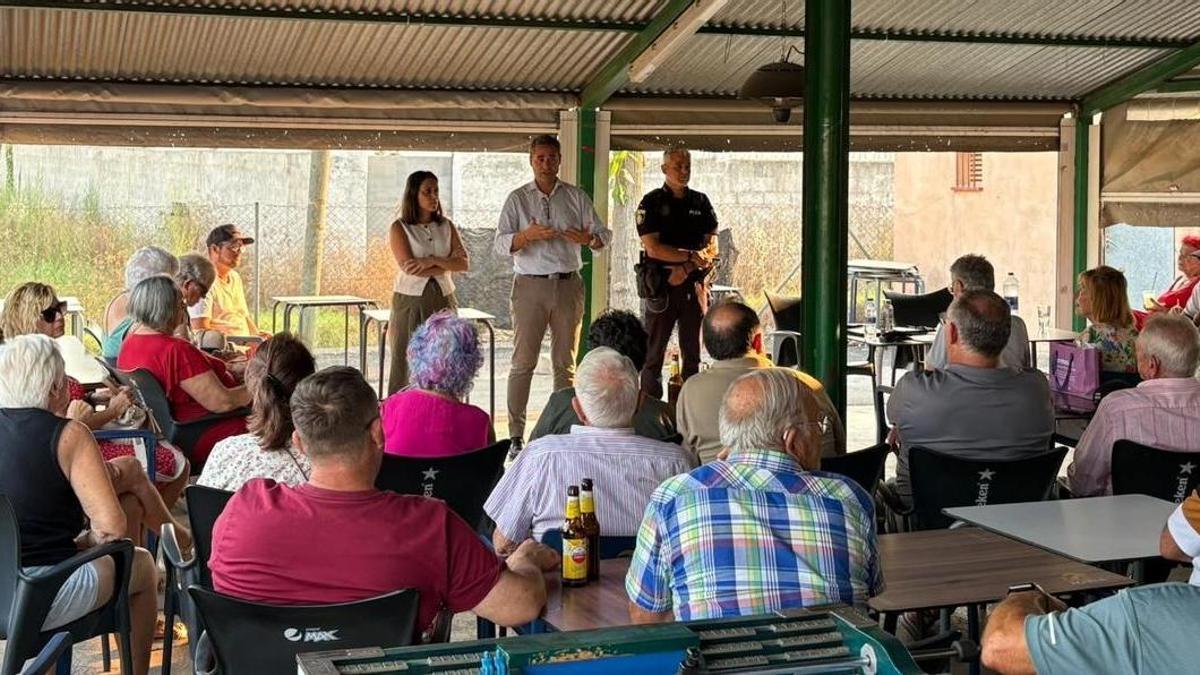 Imagene la charla en la Marjaleria donde han participado, además de la Policía Local, los ediles Giner y Ortolá.