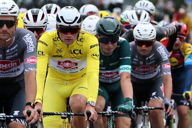 DUNKERQUE (France), 07/07/2025.- Dutch rider Mathieu Van Der Poel (L) of Alpecin - Deceuninck and Belgian rider Jasper Philipsen (R) of Alpecin - Deceuninck team in action during the 3rd stage of the Tour de France cycling race over 178.3km from Valenciennes to Dunkerque, France, 07 July 2025. (Ciclismo, Francia) EFE/EPA/CHRISTOPHE PETIT TESSON