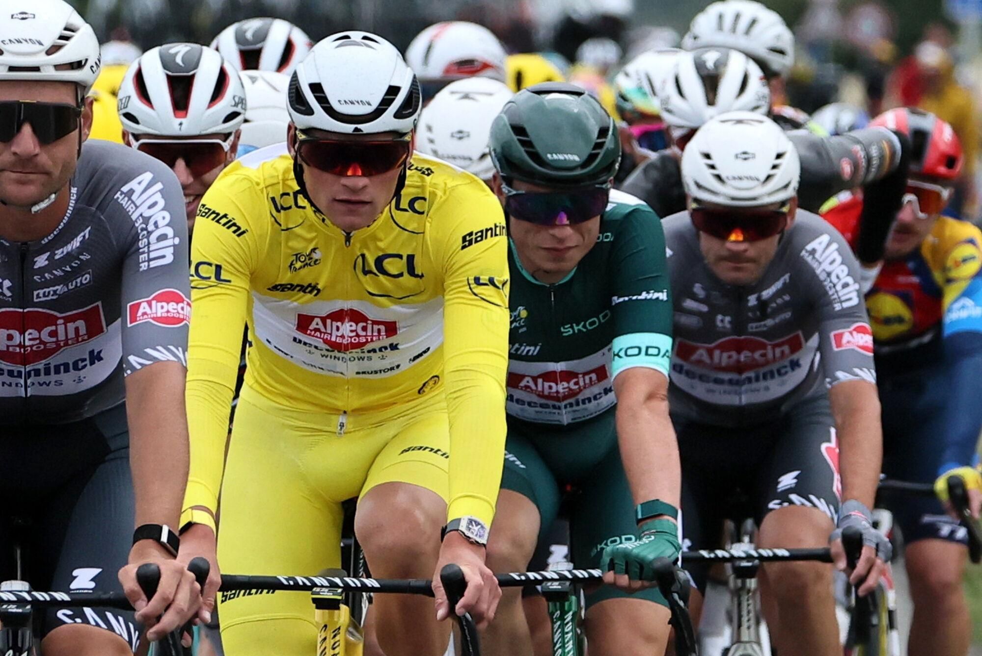 DUNKERQUE (France), 07/07/2025.- Dutch rider Mathieu Van Der Poel (L) of Alpecin - Deceuninck and Belgian rider Jasper Philipsen (R) of Alpecin - Deceuninck team in action during the 3rd stage of the Tour de France cycling race over 178.3km from Valenciennes to Dunkerque, France, 07 July 2025. (Ciclismo, Francia) EFE/EPA/CHRISTOPHE PETIT TESSON