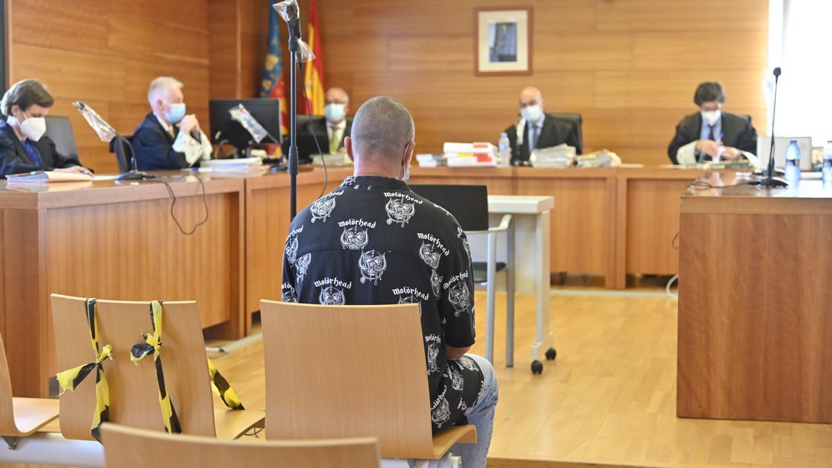 El varón procesado en el banquillo de los acusados durante la sesión celebrada por la Audiencia Provincial de Castellón.