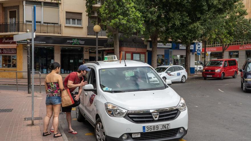 Cartagena exime del descanso obligatorio a taxistas durante la madrugada de los fines de semana este verano