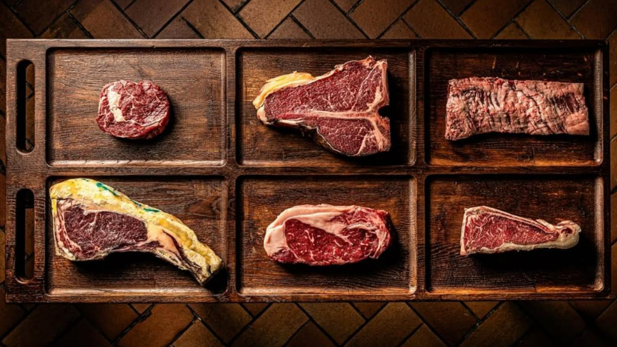 Selección de cortes argentinos en Piantao, donde la carne se trabaja con precisión, tiempo y dominio de las brasas.