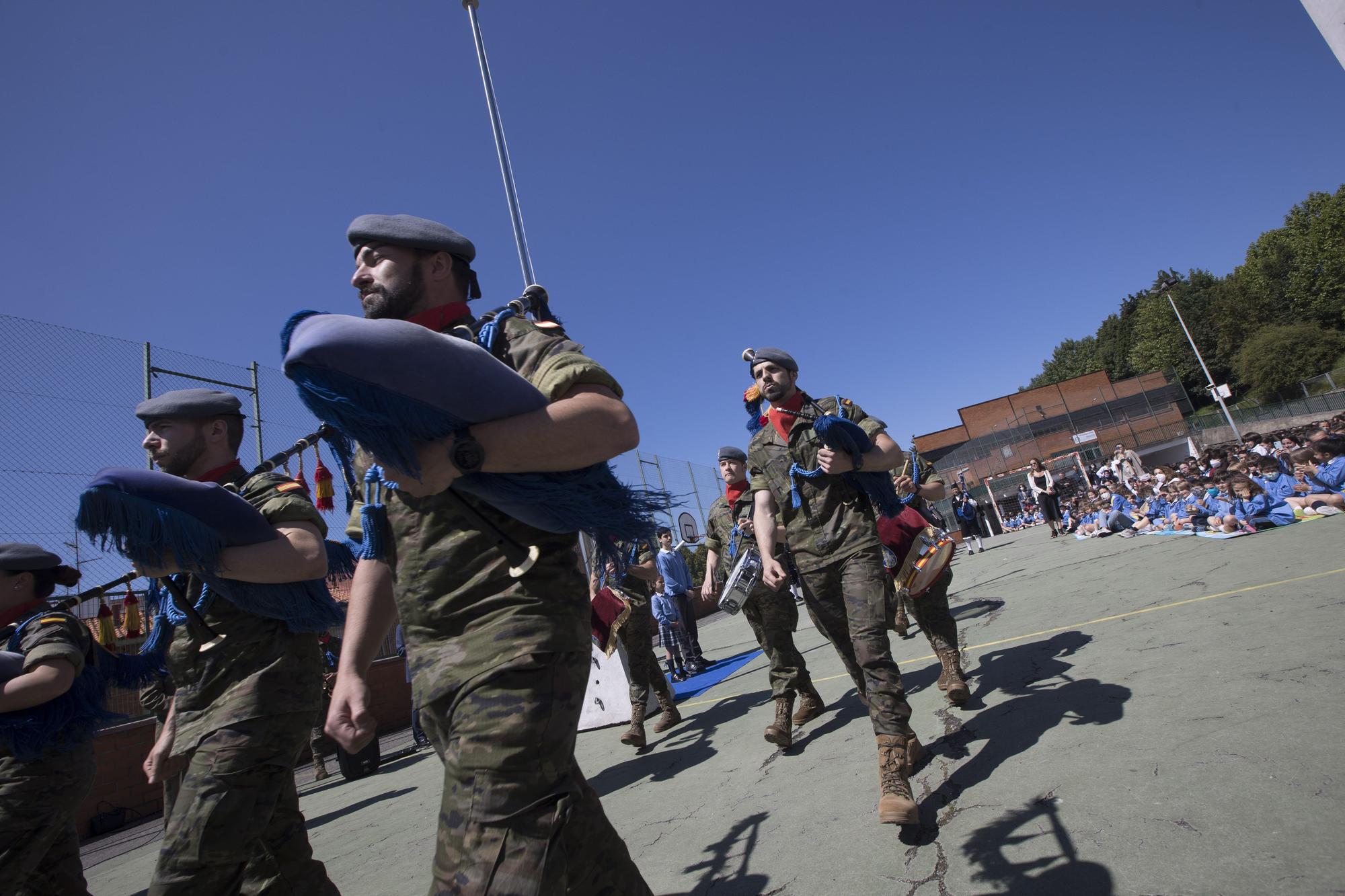 Izado de bandera en el colegio Santa María del Naranco