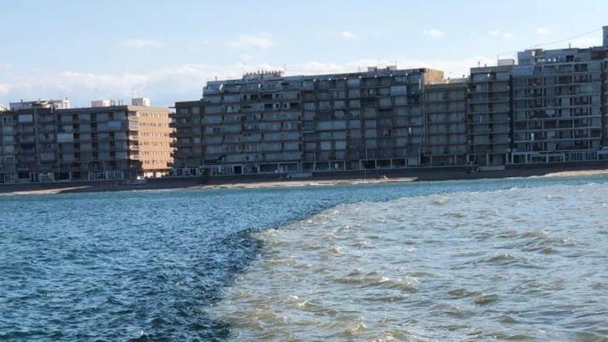 Los vertidos de l'Albufera ensucian la playa del Perelló