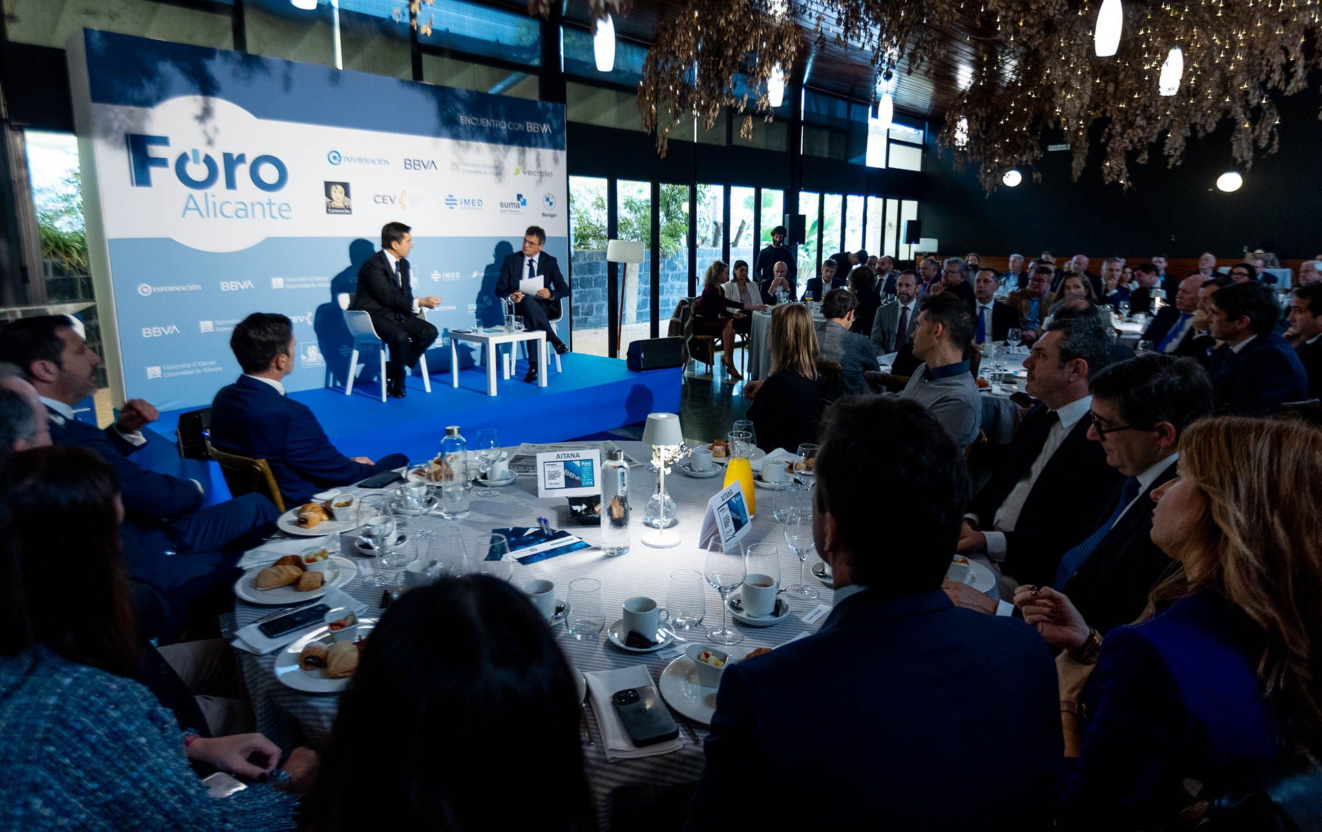 Las imágenes del Foro Alicante INFORMACION con el presidente del BBVA Carlos Torres Vila