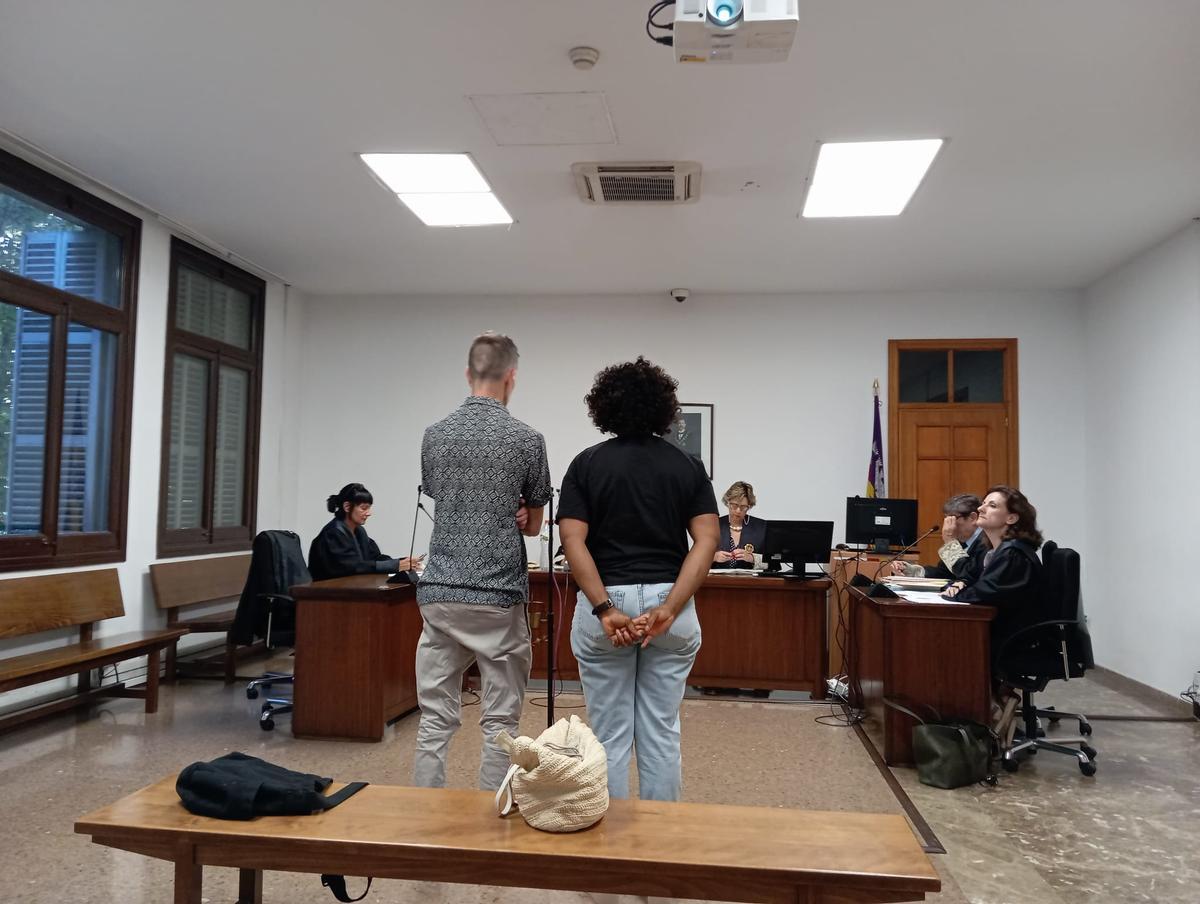La mujer acusada, junto al intérprete, durante el juicio celebrado en Palma.