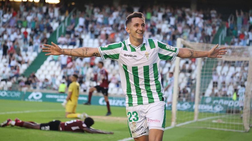 Christian Carracedo celebra su asistenica a Adilson en el segundo gol del choque ante el Mérida en El Arcángel.