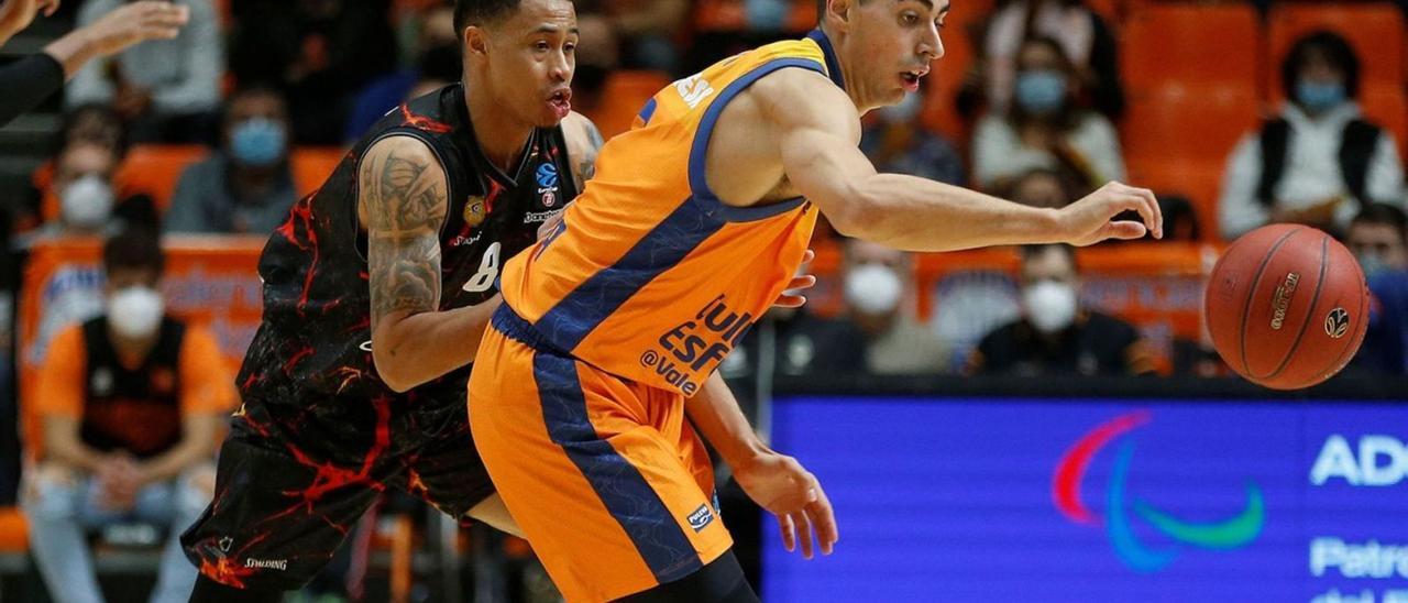 AJ Slaughter lucha por un balón ante Josep Puerto en el enfrentamiento del Granca ante el Valencia Basket del pasado noviembre en la Eurocup en la Fonteta. | | ÁNGEL POLO