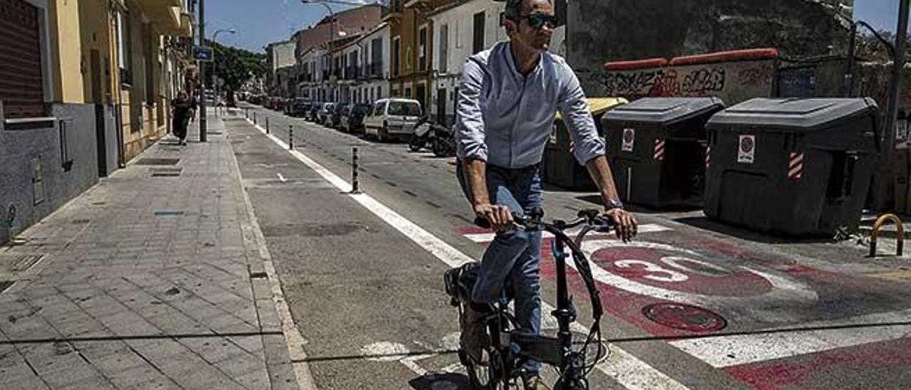 Un ciclista circula por Santa Catalina junto a una calzada señalizada con el límite 30.