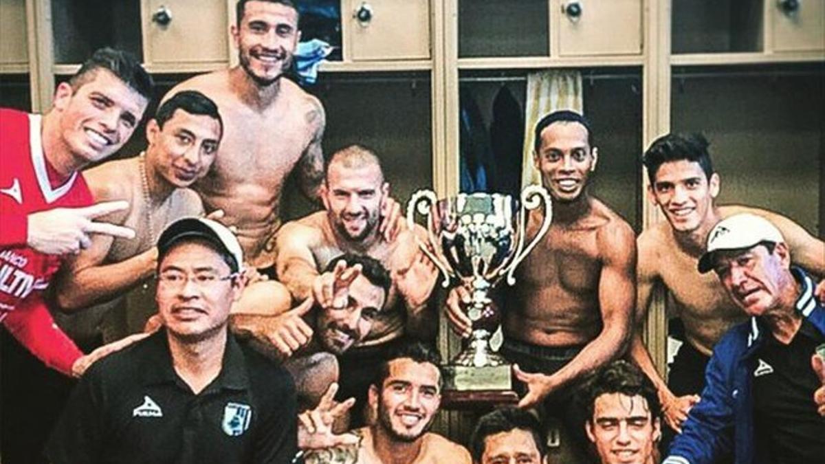 Ronaldinho, con la Copa junto a sus compañeros del Querétaro