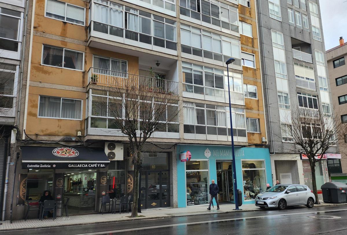 VISTA GENERAL DE LA PENSION DEL NUMERO 83 DE LA CALLE FRAGOSO DONDE SE ALOJABA JOSE MANUEL DURAN GONZALEZ " O CHIOLEIRO " Y SU VICTIMA CARMEN BENTO DOMINGUEZ, CUYO CADAVER APARECIO DENTRO DE UNA MALETA OCULTA EN LA MALEZA.