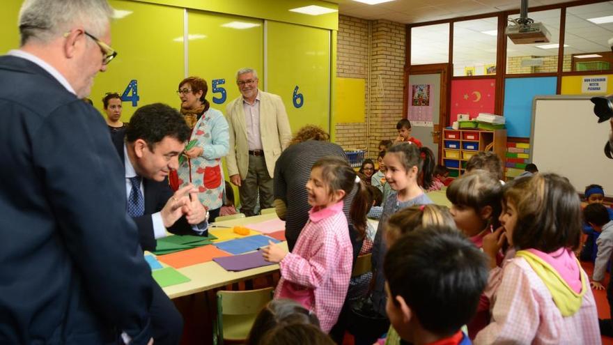 El conselleiro de Cultura y el alcalde de Cangas conversan con alumnos de San Roque.// Gonzalo Núñez