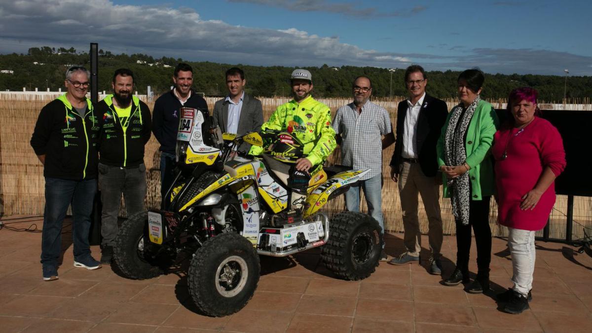 El piloto del MFIE, en la presentación de su proyecto para el Dakar 2022, con autoridades y patrocinadores.