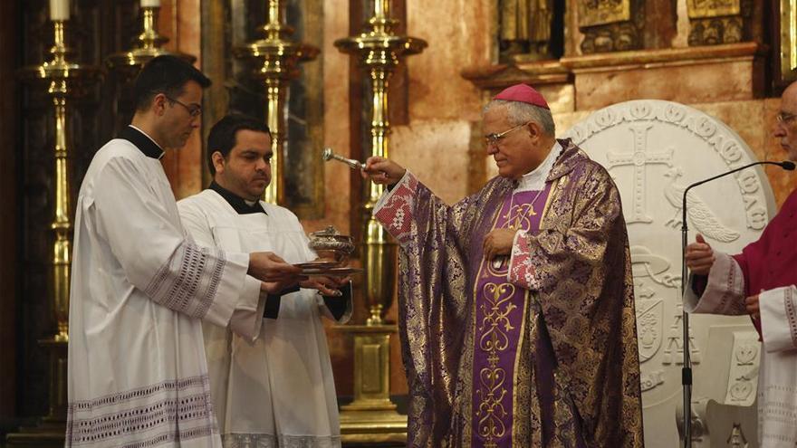 &quot;Poned todos los medios a vuestro alcance y confiad en Dios&quot;, dice el obispo en su homilía