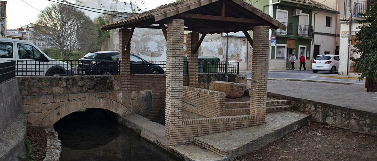 El lavadero rehabilitado del Jardí Calixte III de Canals, en una imagen de ayer por la tarde. | PERALES IBORRA