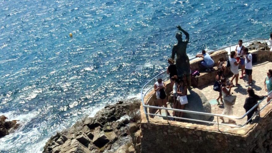 Pla general des de dalt del mirador del qual hauria saltat el turista que ha mort a Lloret de Mar