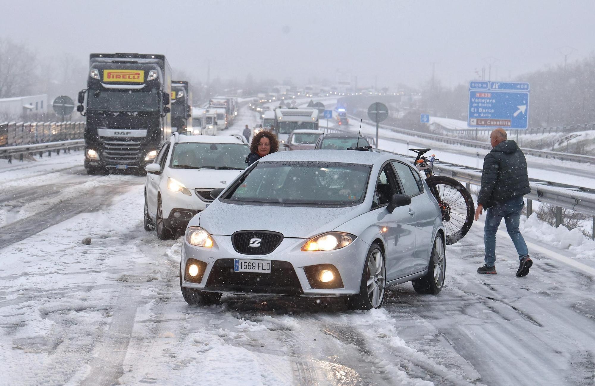 Una intensa nevada complica la circulación durante horas y obliga a cortar las principales autovías de Castilla y León