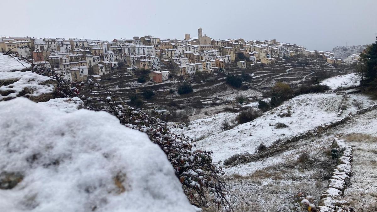 En la comarca de Els Ports hizo su aparición la nieve dejando estampas como esta