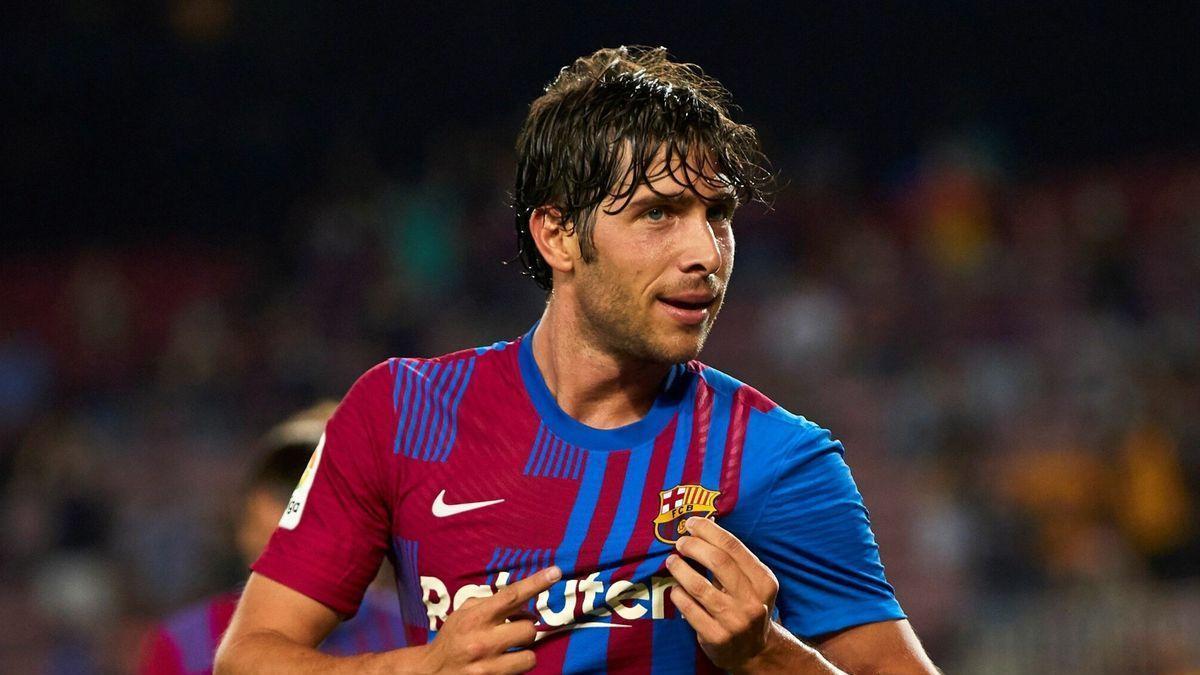 Sergi Roberto celebra un gol señalando el escudo del Barça.