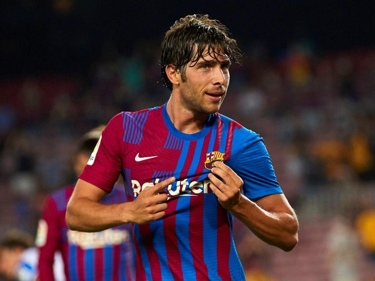 Sergi Roberto celebra un gol señalando el escudo del Barça.