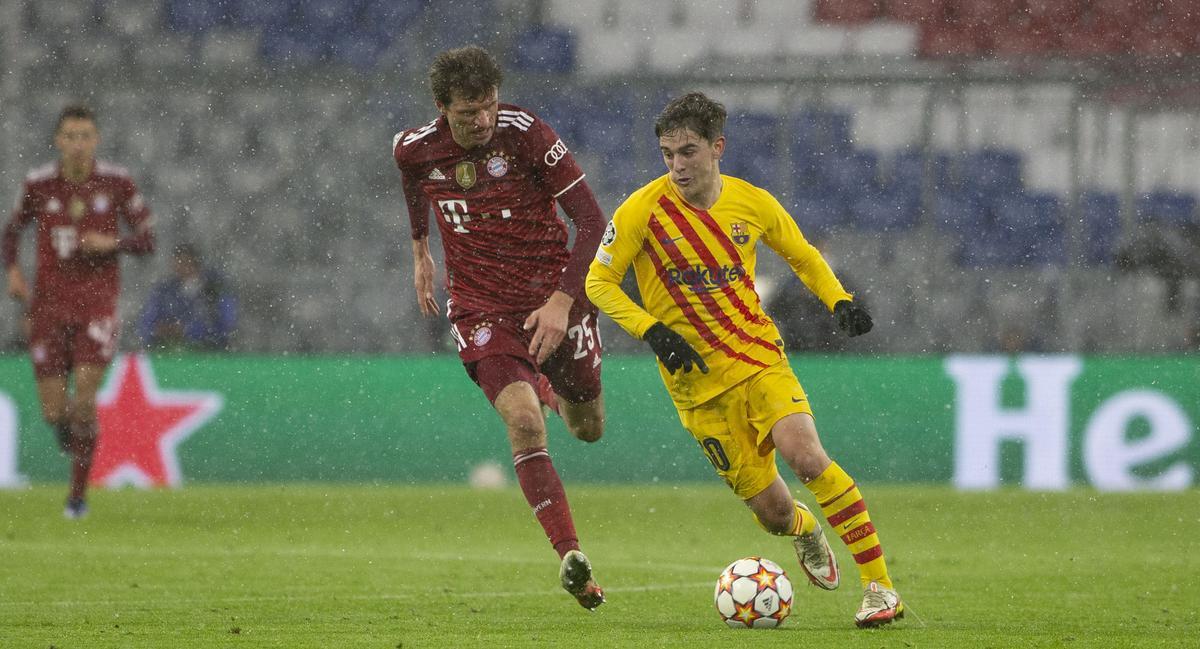 Müller y Gavi durante el Bayern-Barça de la Champions 2021/22