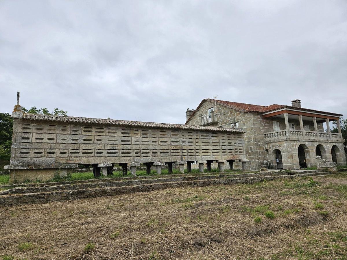 El singular hórreo del año 1843 a conservar en la finca donde se instalará el Ledicia Camper Park.