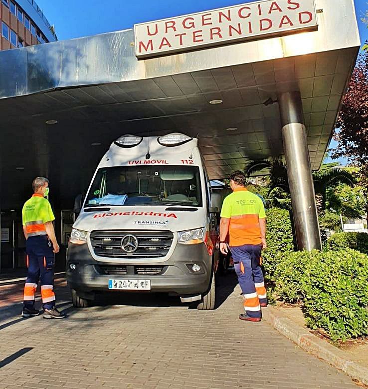 Una de las ambulancias asturianas que trasladaron a Madrid a la recién nacida, al equipo médico y el instrumental quirúrgico. | LNE