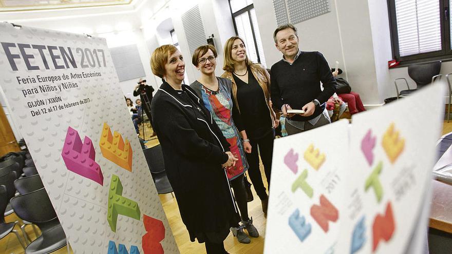 Por la izquierda, Marian Osacar, Raquel Huergo, Teresa Sánchez y Humberto Fernández, ayer, en la presentación de Feten.