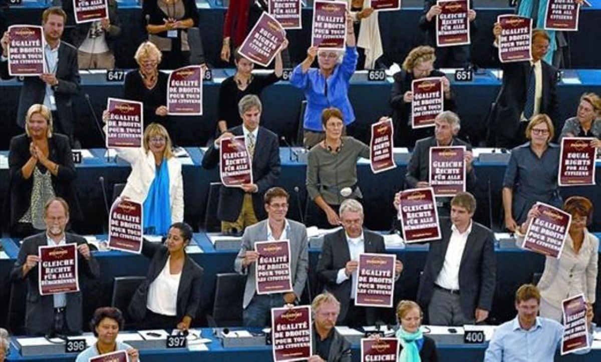 Diputats del Parlament Europeu mostren cartells per la igualtat de drets, ahir, a Estrasburg. Diputats del Parlament Europeu mostren cartells per la igualtat de drets, ahir, a Estrasburg.