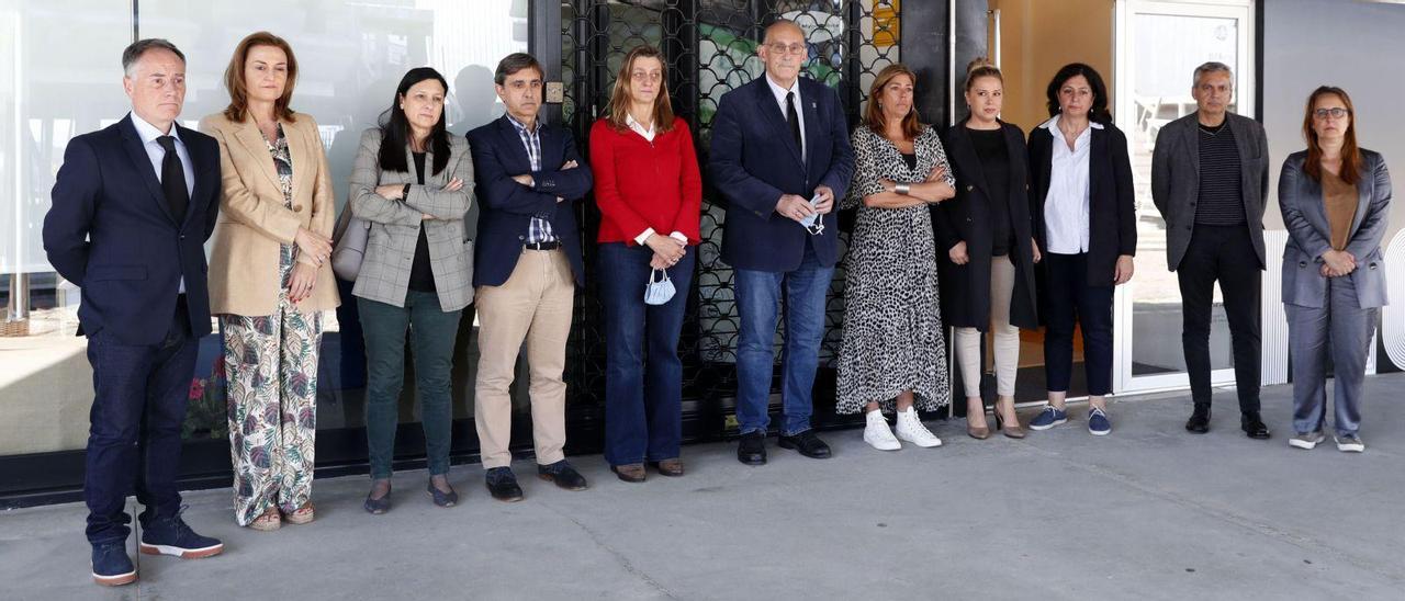 Manuel Reigosa, en el centro, acompañado por miembros de su equipo, durante el acto de recuerdo a Manuel Ramos.