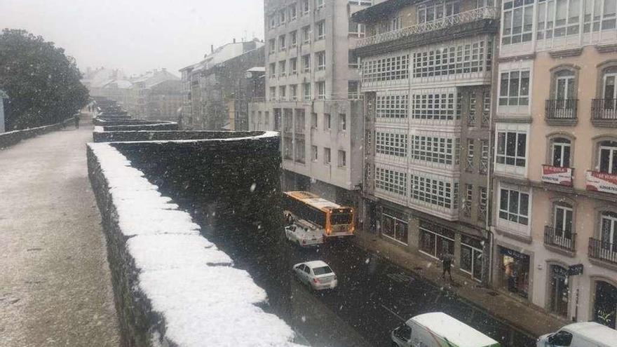 La muralla de Lugo, ayer, cubierta de nieve.