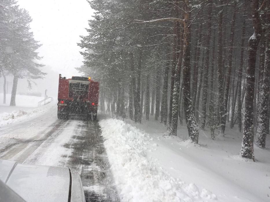 La nieve complica el tráfico en la A-52