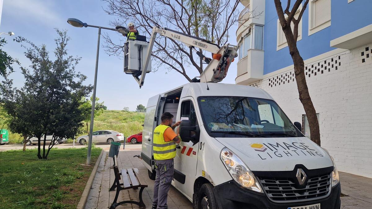 Trabajos de renovacion del alumbrado público de Puente Genil.
