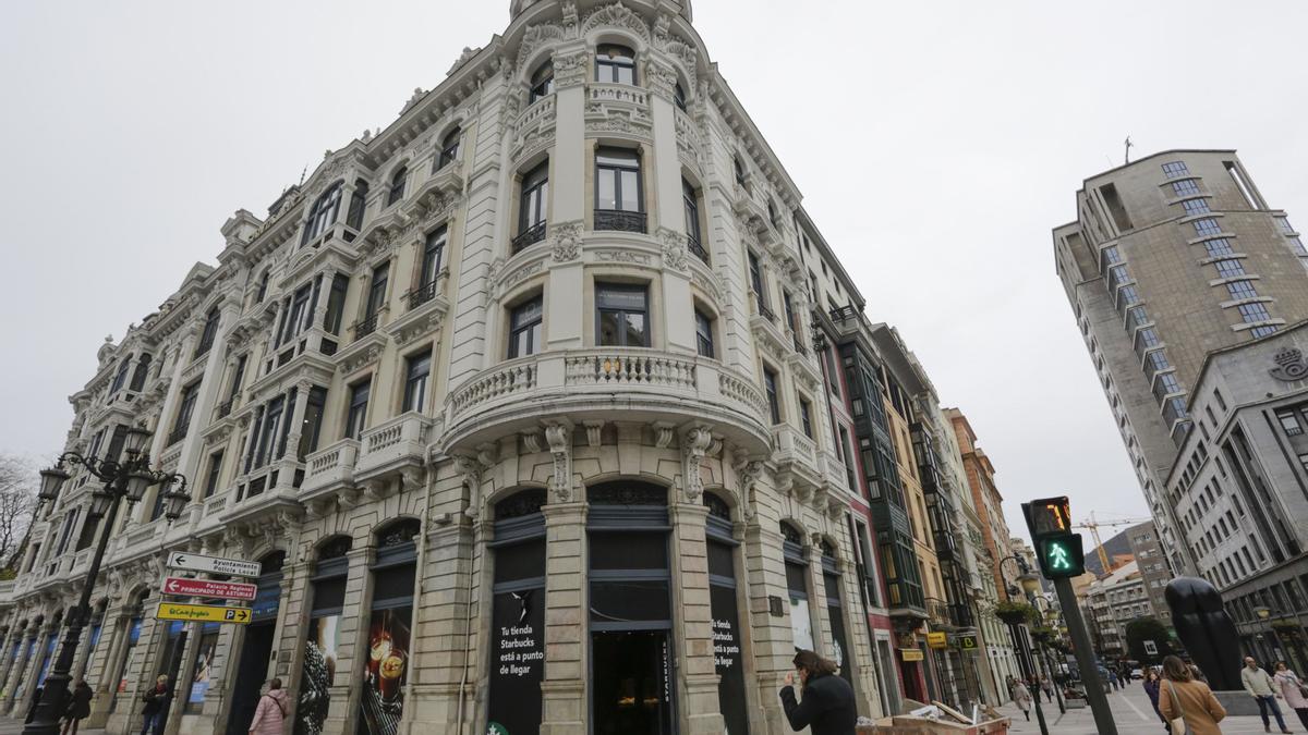 El local de la cadena de cafeterías Starbucks en Oviedo.