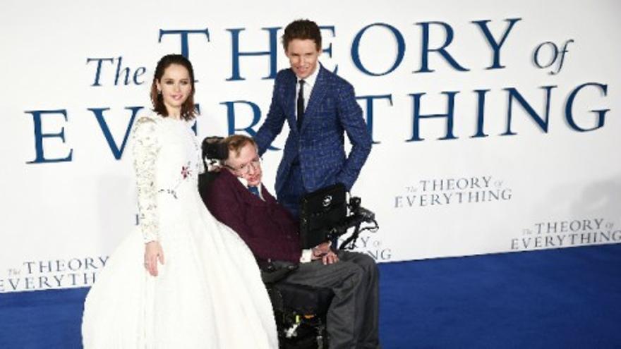 Stephen Hawking se emociona en el estreno de su biopic