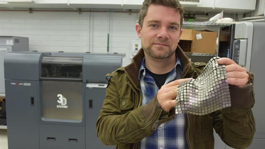 Un ingeniero de la NASA crea un tejido metálico que se fabrica y usa en el espacio