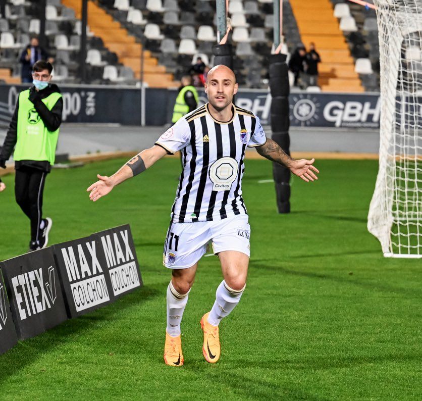 Gorka Santamaría celebra un gol con el Badajoz esta temporada.