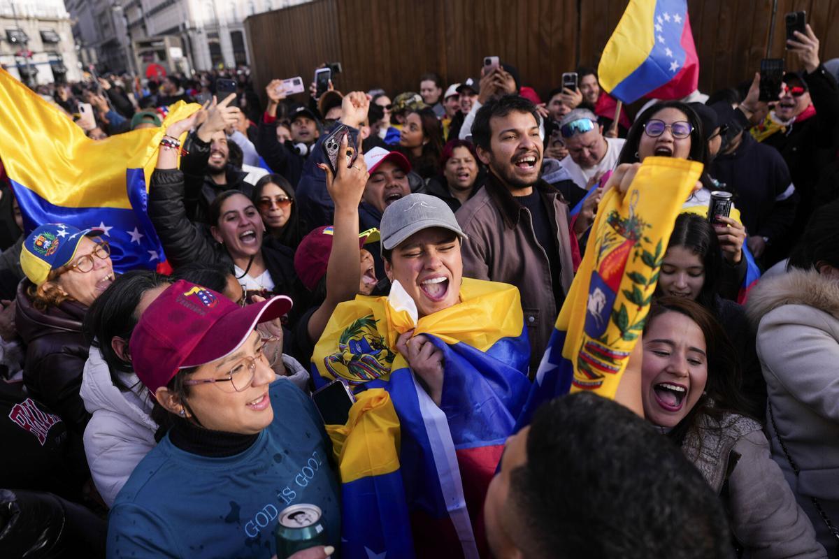Concentración de venezolanos en la Puerta del Sol de Madrid para celebrar la captura de Maduro por parte de Estados Unidos