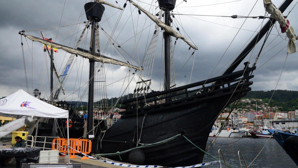 La réplica de la nao "Victoria" arriba a Bueu