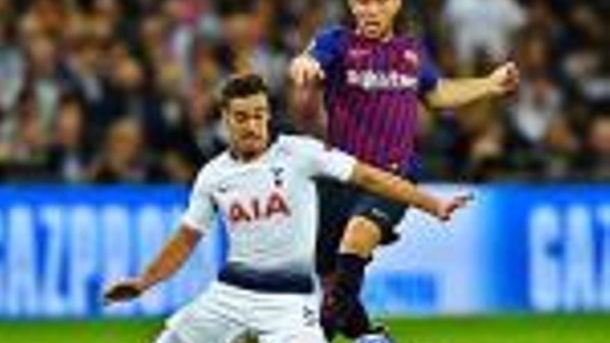 Arthur pressiona un jugador del Tottenham Hostpur.