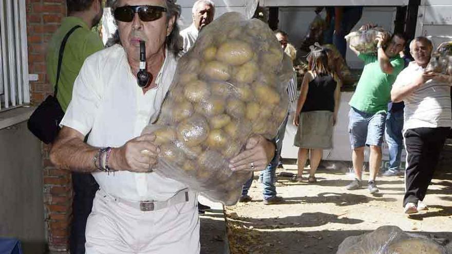 UCCL dona 4.300 kilos de patatas como protesta