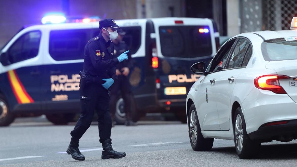 Un agente de la Policía Nacional realizando un control en Vigo. // Ricardo Grobas