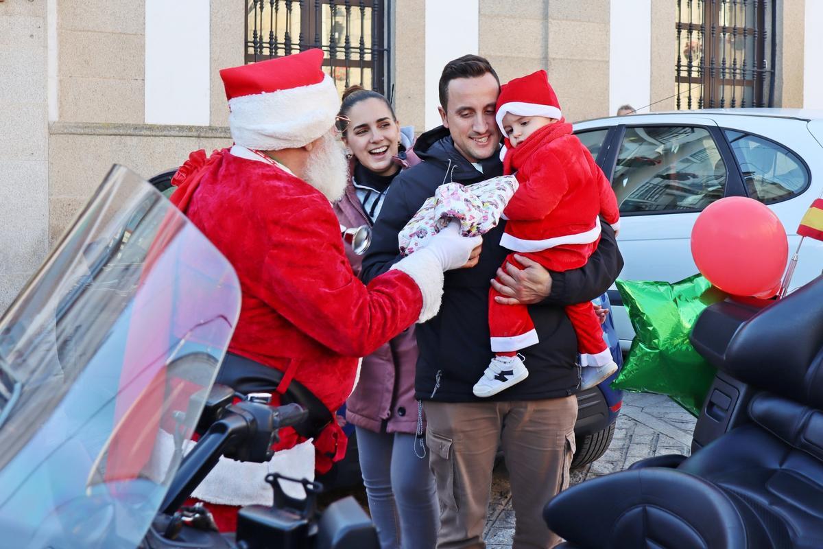 Papá Noel reparte un regalo.