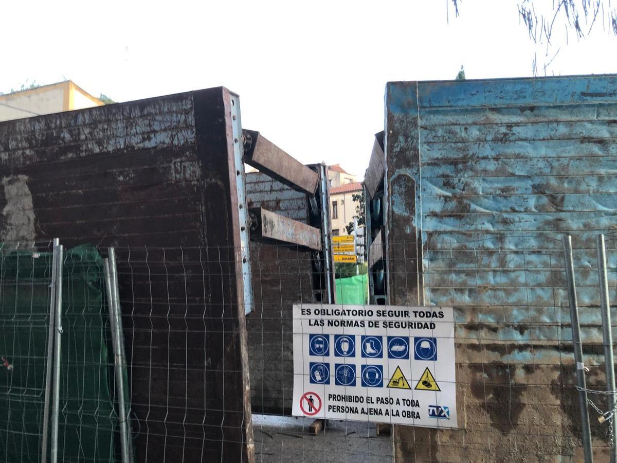 Un muro se desploma en el Instituto El Brocense