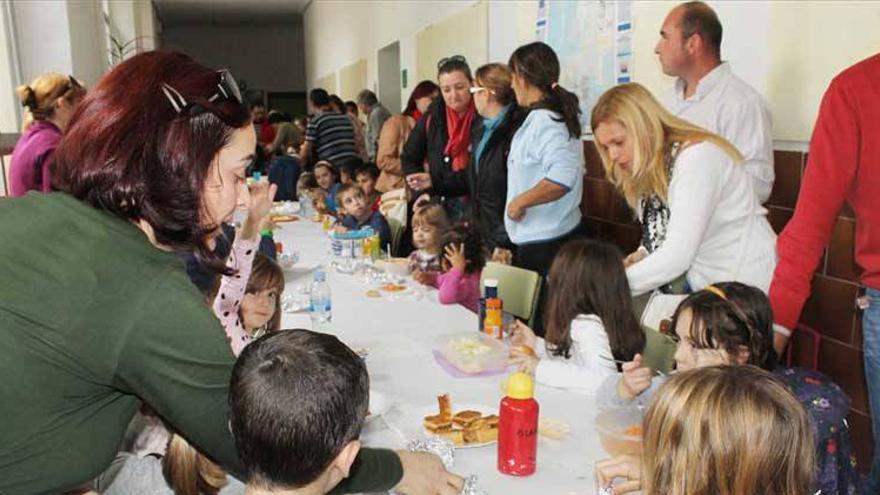 Padres y alumnos del colegio Delicias de Cáceres comparten un almuerzo reivindicativo en el pasillo