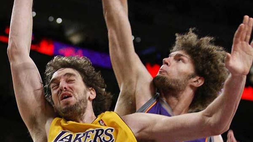 Pau Gasol salta a canasta frente a Robin Lopez